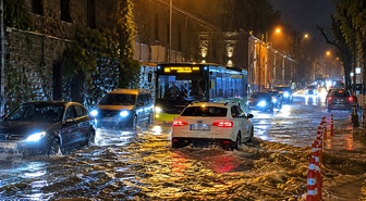 Üsküdar'da su baskını: Araçlar yollarda ilerlemekte zorlandı