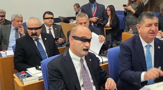 Halk TV’ye kayyum atanması sonrası Yeni Partili vekiller, ağızlarını ve gözlerini bantladılar