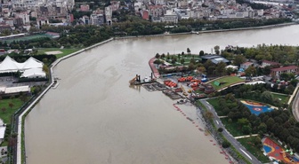 İstanbul'da sel suları Haliç'i kahverengiye çevirdi, değişim havadan görüntülendi