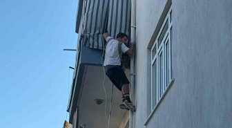 Antalya'da ev sahibinin ateşe verdiği iddia edilen dairede kedi mahsur kaldı! Kiracı genç balkona tırmanıp kurtardı