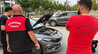 Diyarbakır'da otomobilin kaputuna yılan girdi! İtfaiyenin çıkaramadığı yılanı vatandaşlar çıkardı