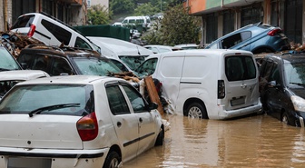 İstanbul'da felaketin fotoğrafı! Araçlar üst üste yığıldı