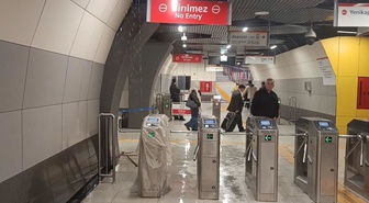İstanbul'da Yenibosna Metro istasyonunda tavandan su sızdı! Yoğun su akışını gören vatandaşlar şaşkına döndü
