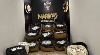 İzmit'te otoyolda durdurulan araçtan 338 bin sentetik ecza hapı çıktı! 3 şüpheli yakalandı