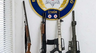 İzmir Foça'da düğünde havaya ateş açanlara operasyon! 14 şüpheliden 7'si tutuklandı, evlerinden silah ve pala çıktı