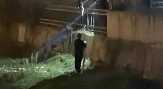 Düzce'de dereye düşen eşek, kurtarılırken sahibini görünce ona koştu
