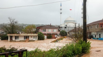 Sakarya'da sağanak KYK yurdunu su bastı! 700 öğrenci mahsur kaldı, tahliye sürüyor