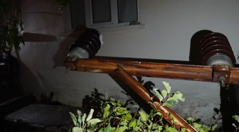 Gümüşhane'de aynı elektrik direği ikinci kez 80 yaşındaki kadının bahçesine devrildi! 'Dibini kesip yine aynı yere diktiler'