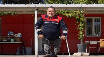 Boyu 110 santim olduğu için '110 Yaşar' dediler! Cam kemik hastası Yaşar Karaduman 24 yıldır itfaiyede