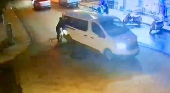 Bodrum'da kazanın eşiğinden dönüldü! Gence çarpmamak için manevra yapan sürücü, aracından inip tokat attı