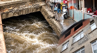 İstanbul'u sarsan sel faciası göz göre göre gelmiş! Binaların altından dere akıyor