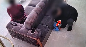 Bunu da gördük! 'Polisim' dedi, 'arama kararı' gösterdi, evden para çalıp ayrıldı