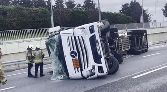 Bakırköy'de LNG yüklü tanker virajda devrildi! Tankerin dolu olması nedeniyle bölgede önlem alındı