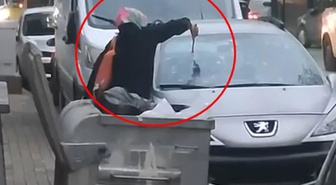 Tartıştığı kocasının otomobiline çekiçle zarar verdi