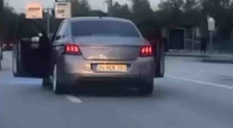 Bursa'da trafikte tehlikeli anlar! Sürücü ve yolcu, seyir halindeki otomobilin ön kapılarını açtı