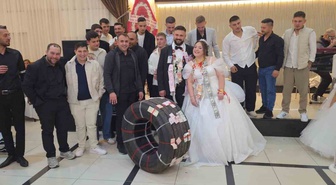 Bandırma'da tır şoförü damada sıra dışı takı! Sağdıçlar düğünde yaklaşık 25 bin TL'lik tır lastiği taktı
