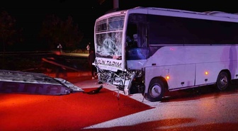 Isparta'da tarım işçilerini taşıyan midibüs TIR'a arkadan çarptı! 17 kişi yaralandı