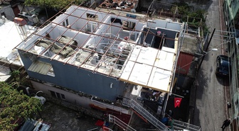 Adana'da şiddetli rüzgar evin çatısını uçurdu! İçerideki 10-12 kişi deprem sandı