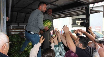Amasya'da pazarcı 200 bin liralık 10 ton karpuzu ücretsiz dağıttı! 5 dakikada tükendi