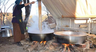 Kilosu 500 liradan satılıyor! Akseki'de 5 kilo kozalaktan 1 kilo çıkan andız pekmezi üretimi başladı