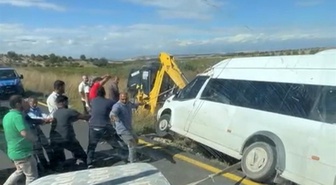 Adıyaman'da şarampole girip askıda kalan minibüsü halatlarla çekerek kurtardılar