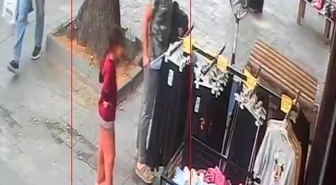 Arnavutköy'de yanında kız çocuğuyla gelen şüpheli, 10-15 parça kıyafeti askısıyla alıp çıktı! O anlar kamerada