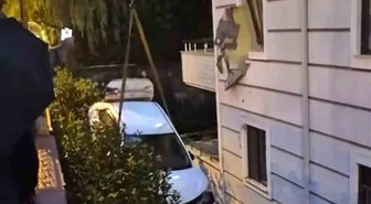 Sakarya'da akılalmaz kaza! Kontrolden çıkan otomobil apartmanın ikinci katındaki daireye çarptı