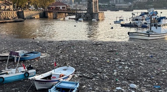 Zonguldak'ta sağanak sonrası derelerden sürüklenen çöpler limanda birikti