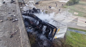 Düzce'de Anadolu Otoyolu'nda dehşet! Otomobile çarpan TIR köprüden uçup yandı, şoför son anda atladı