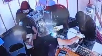 Gaziantep'te kuyumcuya silahlı ve biber gazlı soygun kamerada! 850 gram altını alıp kaçtılar