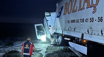Artvin'de kontrolden çıkan TIR, denize düşmesine metreler kala kayalıklarda durdu