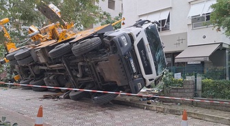 Kadıköy'de inşaat vinci devrilip 11 katlı binaya çarptı! Cadde trafiğe kapatıldı