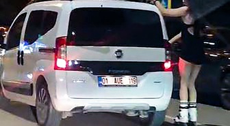 Adana'da patenli genç kız trafikte hafif ticari aracın arkasına tutundu! O anlar kamerada