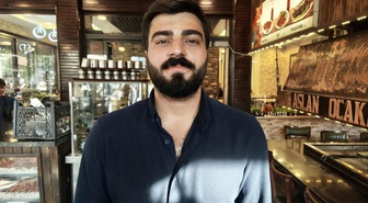 Diyarbakır'da nefes borusuna salatalık kaçan müşteriyi hemşirelik mezunu lokanta çalışanı Heimlich manevrasıyla kurtardı