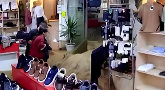 Ayazağa'da selde mağazayı su bastı: 19 senenin 1-2 dakikada yok olması acı verici