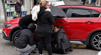 Anne ile kızına otomobil çarptı! Çevredekilerin yaptığı takdir topladı