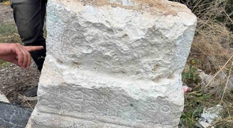 Konya'da caminin önündeki Roma dönemi kaidesini kepçeyle söküp çekiciyle götürdüler! 3 gözaltı