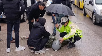 Bir şemsiyeyle gönülleri ısıttı! Kadın polisin davranışına kaymakam da kayıtsız kalamadı