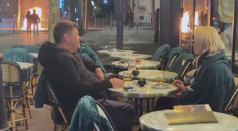 Paris alev alev, onlar keyifte! Çatışmanın ortasında şaraplarını yudumladılar