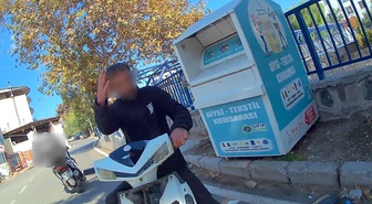 Yaya köprüsünden motosikletiyle inip kuryeye çarptı! 'Ehliyetim yok abi' deyip kaçtı