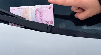 Arabanızın camında 200 TL görürseniz sakın almayın