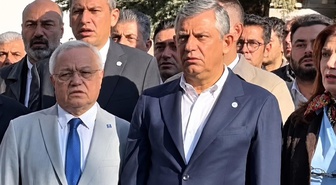 Özgür Özel'in İstiklal Marşı okunurken duyduğu sese verdiği tepki bomba