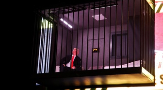 Tahran'da Trump kılığındaki oyuncu sembolik hapishaneye konuldu! Fotoğraf çekmek isteyenler yoğun trafik oluşturdu