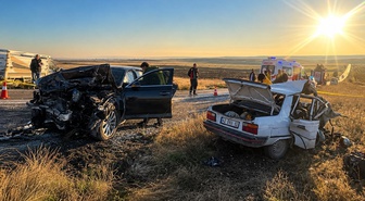Afyonkarahisar’da feci kaza! Kafa kafaya çarpışan otomobillerde 4 kişi öldü