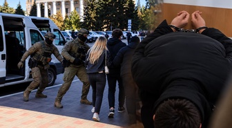 Sevgilisiyle yolda yürürken istihbaratçılar kıskıvrak yakaladı