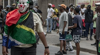 Güney Afrika'da 50 kişilik kalabalık bir yabancıyı sokakta döverek öldürdü