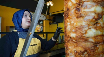 Ailesi 'erkek işi' dedi, o vazgeçmedi! 15 yaşında komi olarak başladı, 20'sinde döner ustası oldu