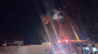 Tuzla'da gece yarısı korkutan yangın! Ayakkabı fabrikasının çatı katı alevlere teslim oldu