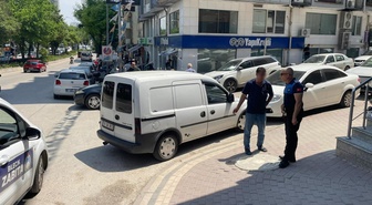 Bilecik'te 'Çocuğum hasta' deyip dergi satmaya çalıştı! Eşinin üzerine 2 araç kayıtlı çıktı