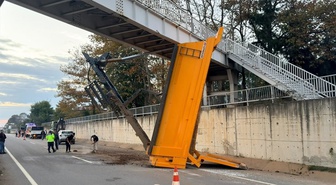 Sakarya'da açık damperiyle üst geçide çarpan kamyonun damperi koptu, geçitte asılı kaldı: 2 ağır yaralı